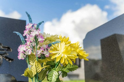 お墓に造花をお供えしてもいいって本当？供える際の注意点や造花のメリット・デメリットを解説