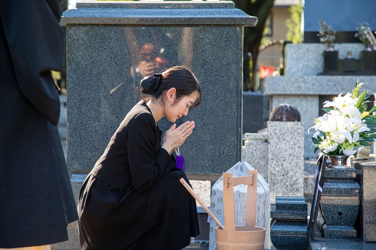 納骨を自分で行う方法はある?必要な手続きから供養の流れまでわかりやすくご紹介