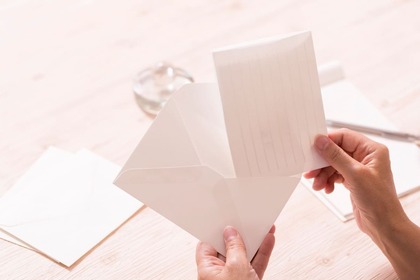 香典を郵送で送る際の手紙の書き方｜短い例文やマナーをわかりやすく解説