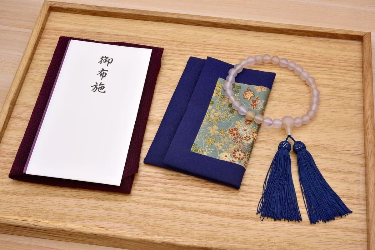 読経料の相場はいくら？渡す際のマナー、お布施との違いなど押さえたい項目を解説