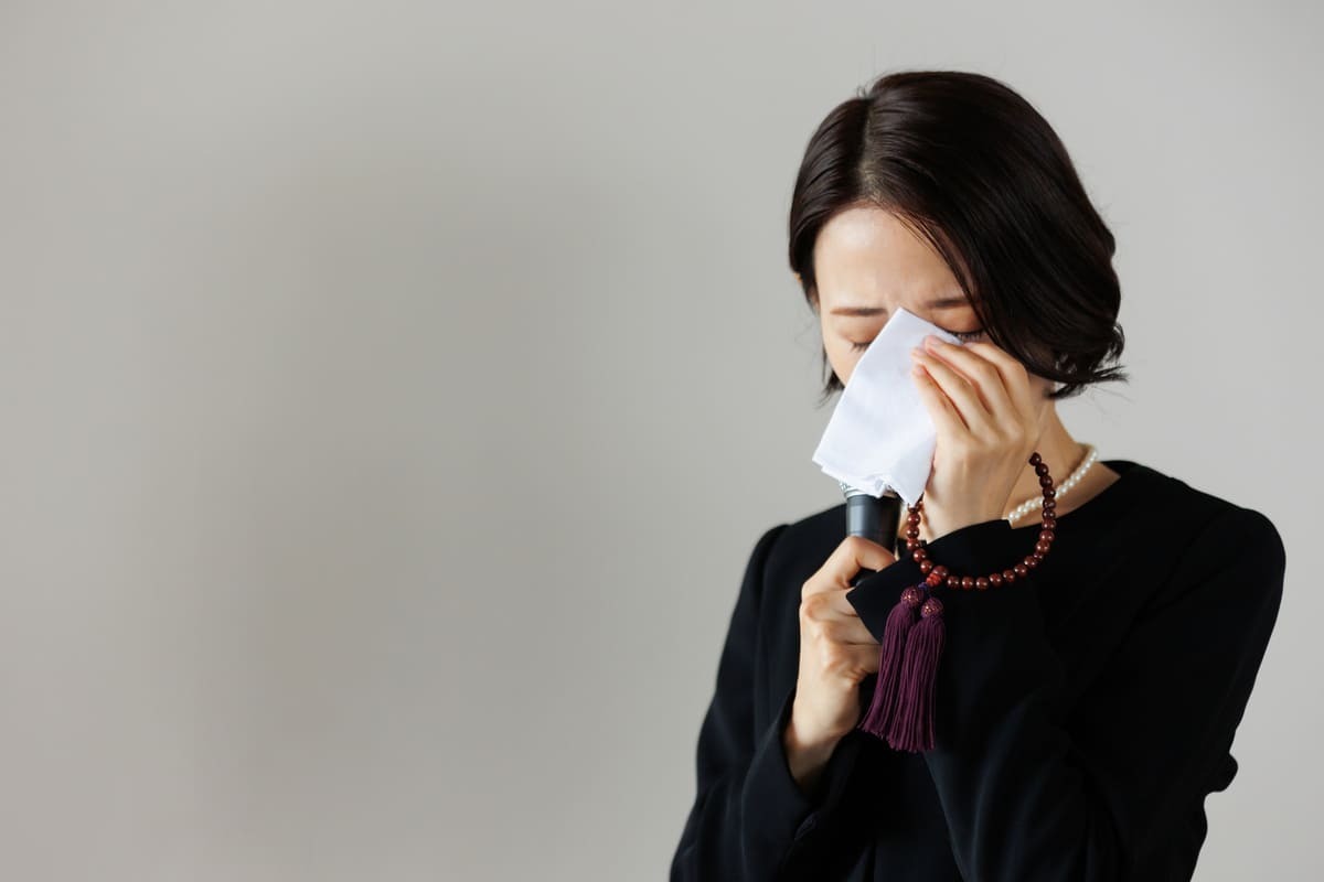 30代の孫が読む弔辞の例文 涙を流す女性