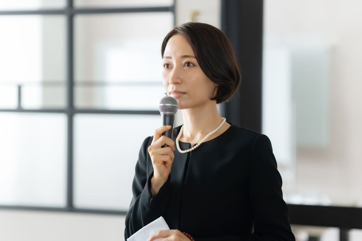 30代の孫が読む弔辞の例文 弔辞を読み上げるイメージ画像