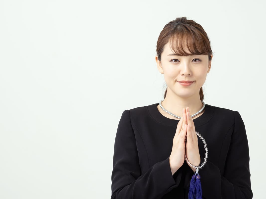 30代の孫が読む弔辞の例文 手を合わせる女性