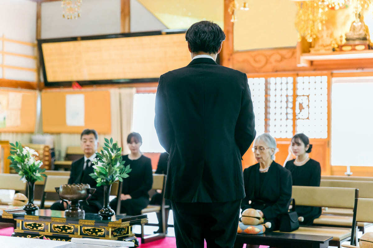 30代の孫が読む弔辞の例文 参列者に挨拶するイメージ画像