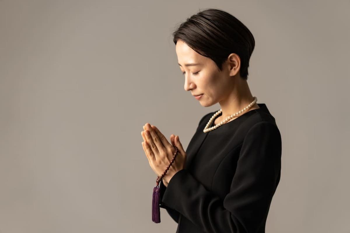 法事で「平服でお越しください」と言われたら？男女・子供別の正しい服装ガイド