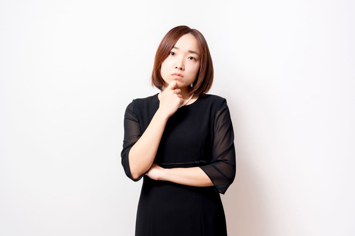喪服女性