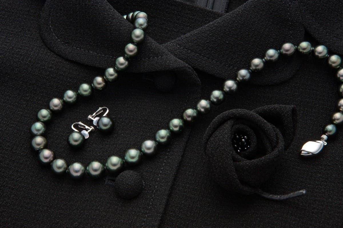 葬儀でのアクセサリーはどうしたらよい？基本マナーと注意するポイントを解説