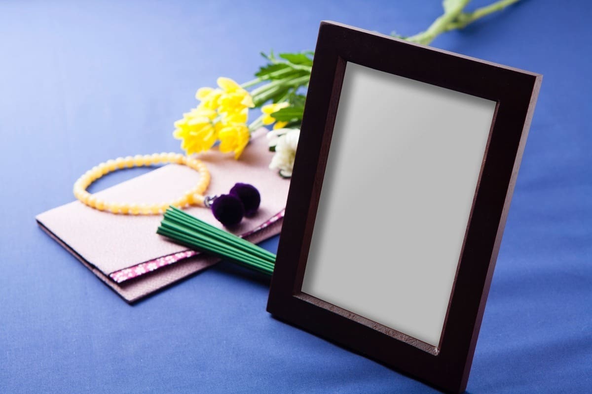 仏壇に写真を飾るのはよくない?宗派による飾り方の違いや注意点を解説