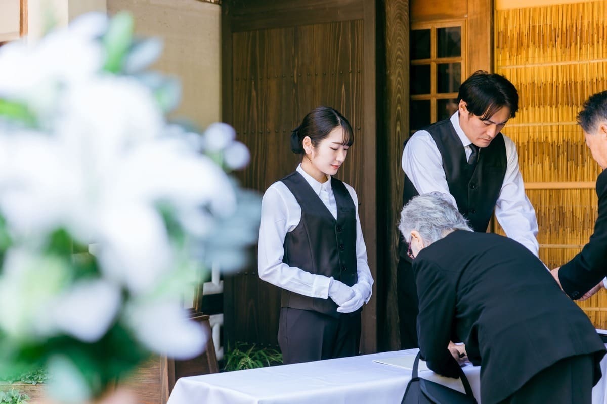 葬儀受付をしてくれた人へのお礼は何がよい？心づけの相場やお返しするタイミングを紹介