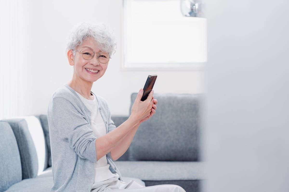 スマホを持って横を見る