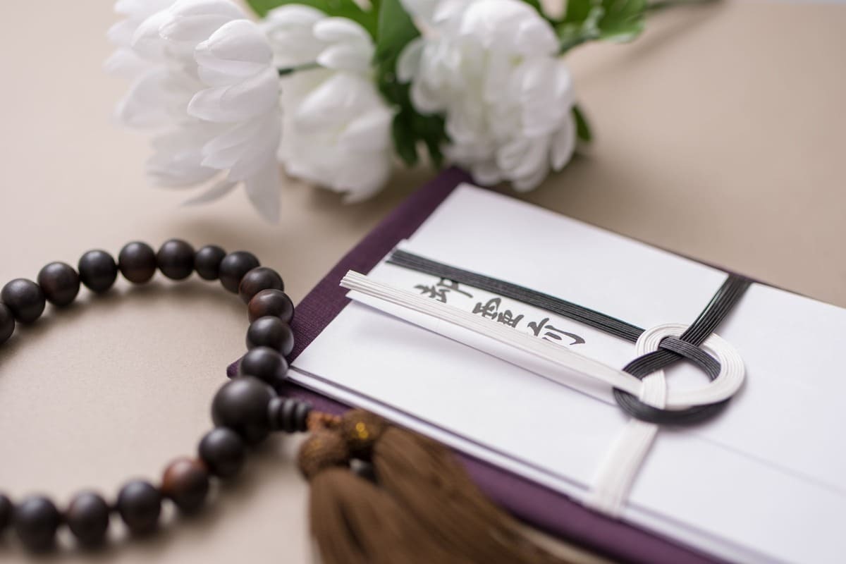 香典の代理をお願いしても大丈夫?頼み方や香典袋の書き方、渡すタイミングなど徹底解説