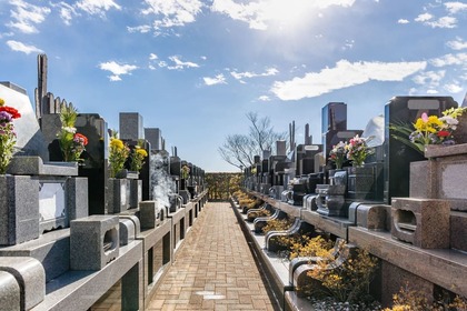 お墓のお供え物の置き方とは？代表的なお供え物の種類やお墓参りでの作法を紹介