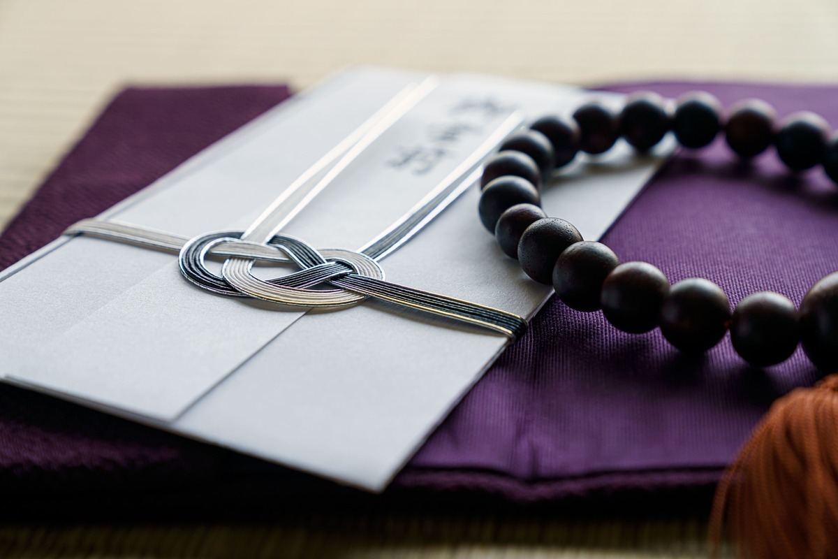 四十九日法要の香典のマナーについて｜金額の相場や香典袋の書き方などをまとめて解説