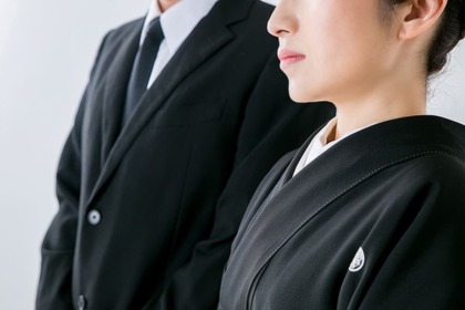 七回忌法要に適した服装とは？家族だけの場合や持ち物についても解説