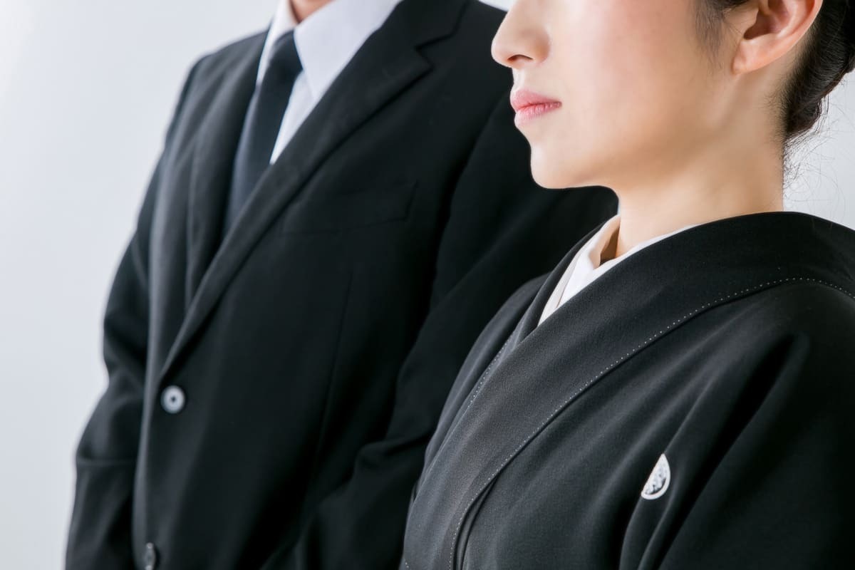 七回忌法要に適した服装とは?家族だけの場合や持ち物についても解説