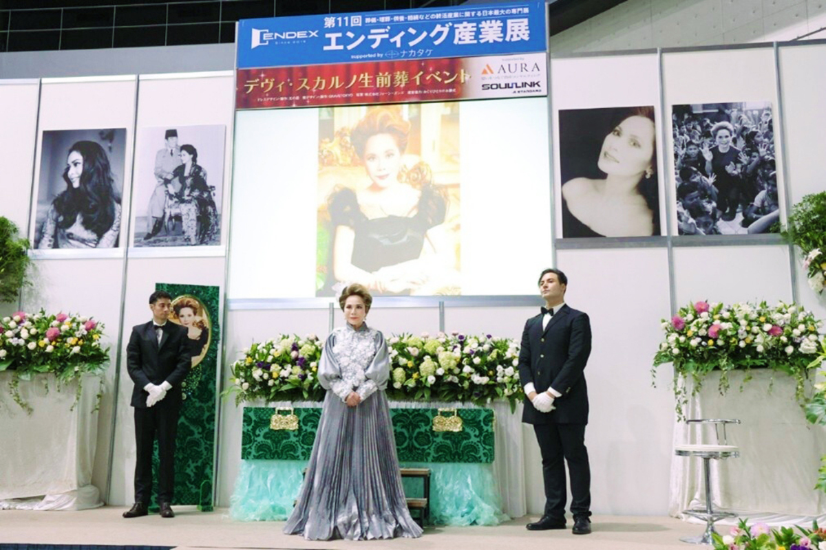生前葬イベントのステージに登場したデヴィ夫人