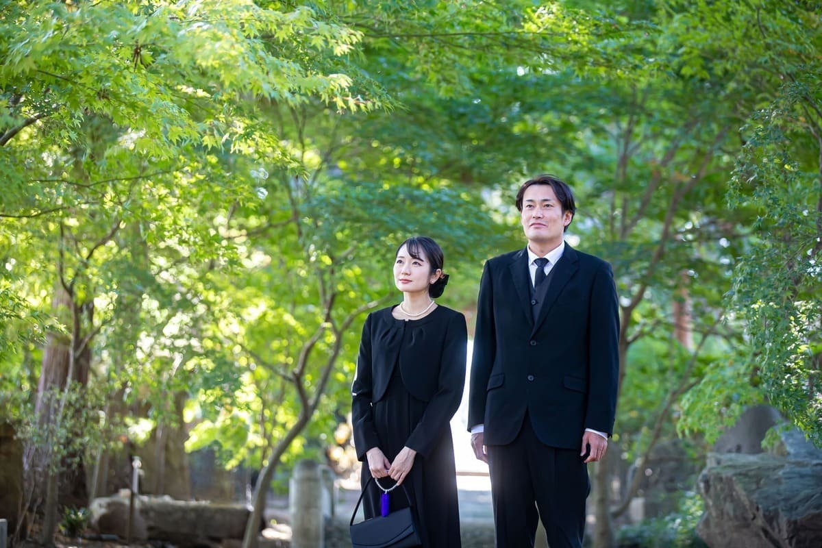 三回忌の基本的な服装は？マナー違反にならない服装や用意すべきものについて解説