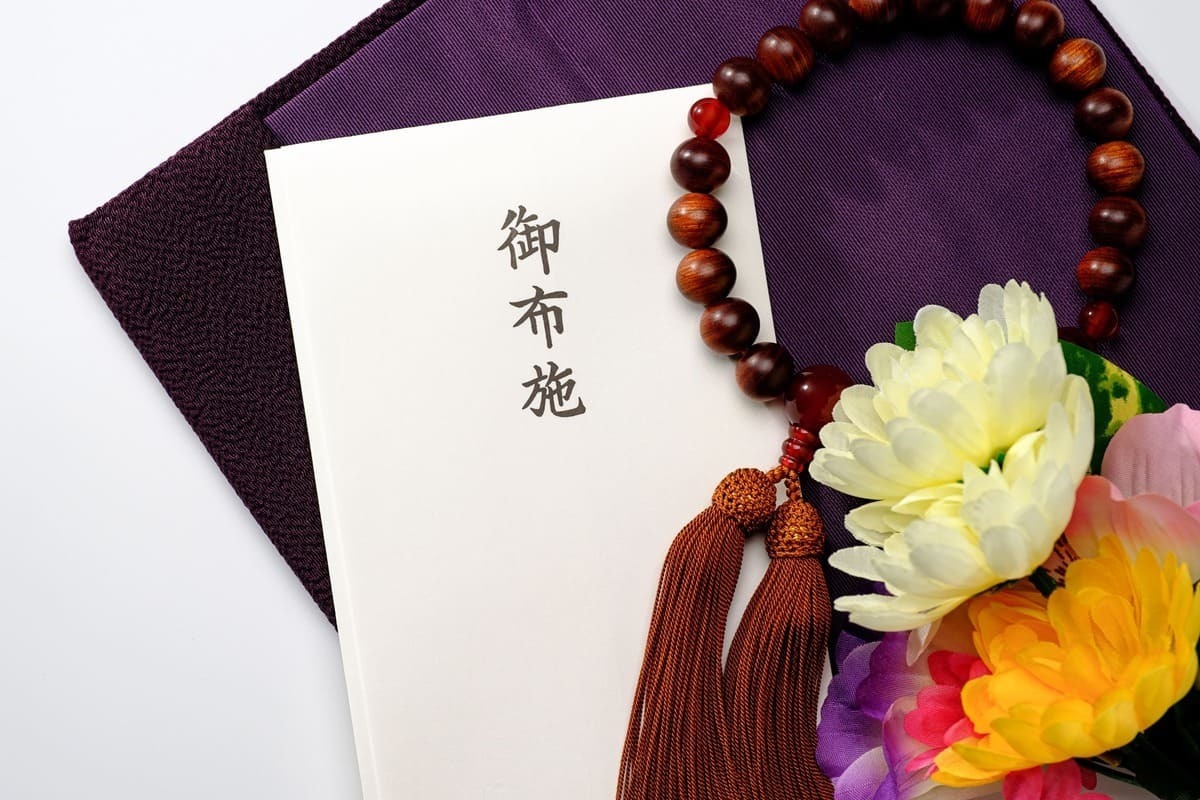 開眼供養のお布施の入れ方と渡し方！一般的な相場や納骨も同時に行う場合の金額もご紹介