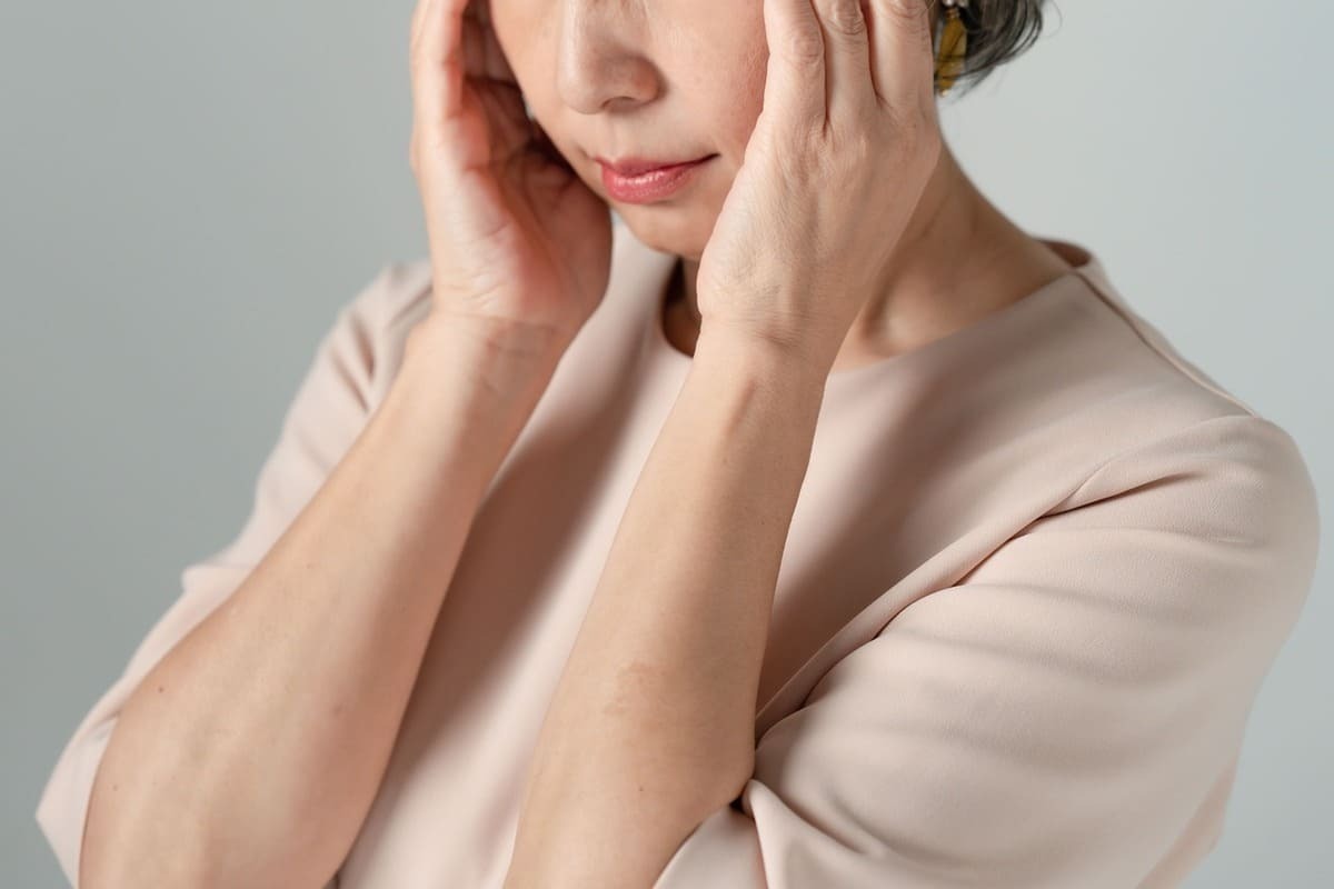 認知症初期の症状で《思い込みが激しい人》の対処法。原因や介護のポイントを徹底ガイド