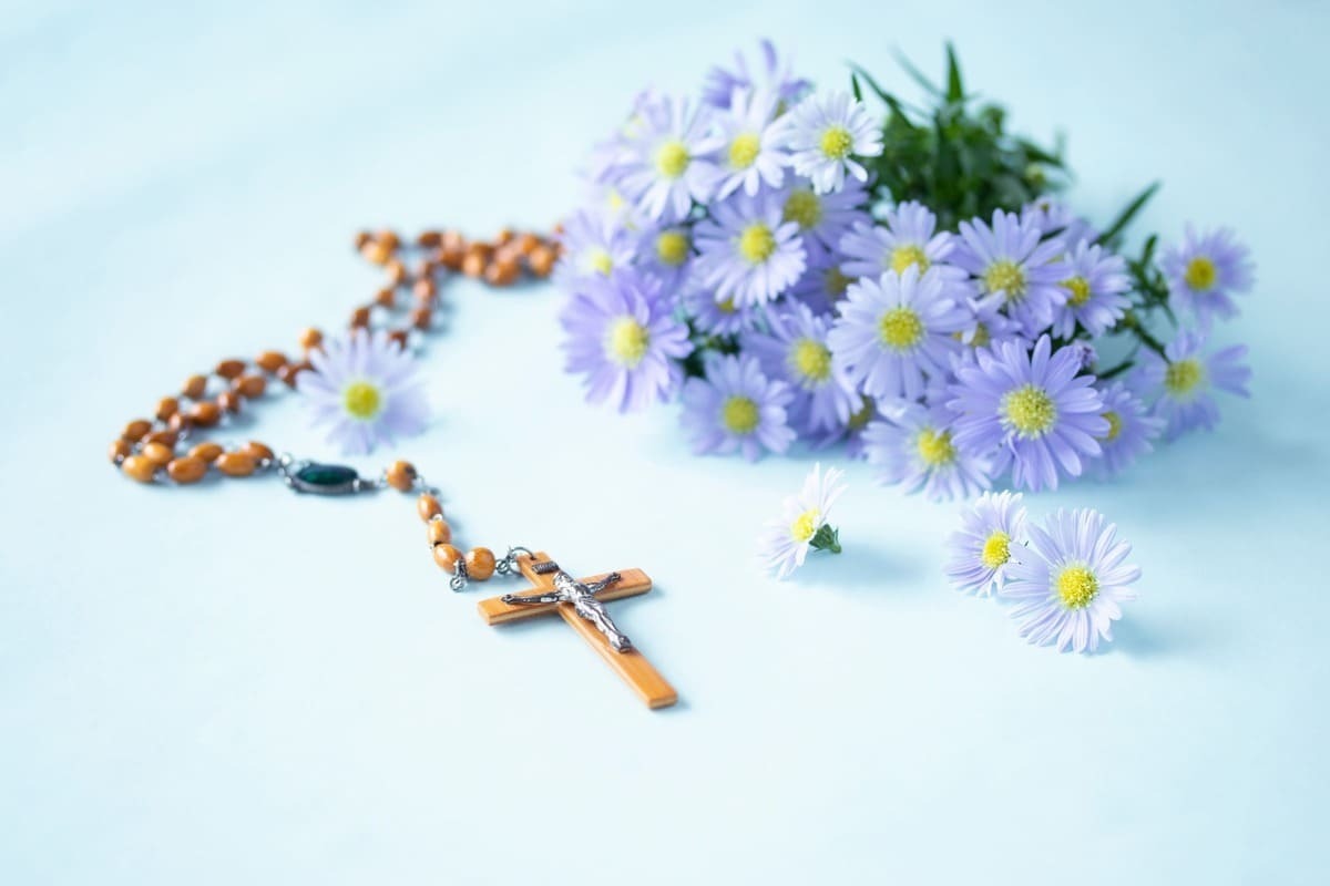 キリスト教の葬儀に参列するときは？服装のマナーや仏式と違う注意すべき点を細かく解説