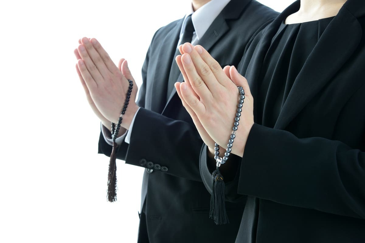 家族葬と言われたらどう対応する？参列の判断基準や参列・欠席時のマナーを解説
