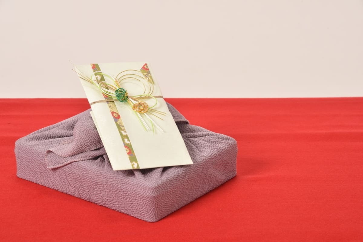 切手盆とはお布施・ご祝儀を渡す際のお盆のこと！使い方やサイズ・色の選び方などを紹介