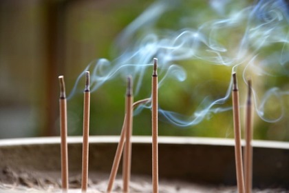 「お線香のあげ方講座」正しい手順とマナーから宗派による違いまで解説