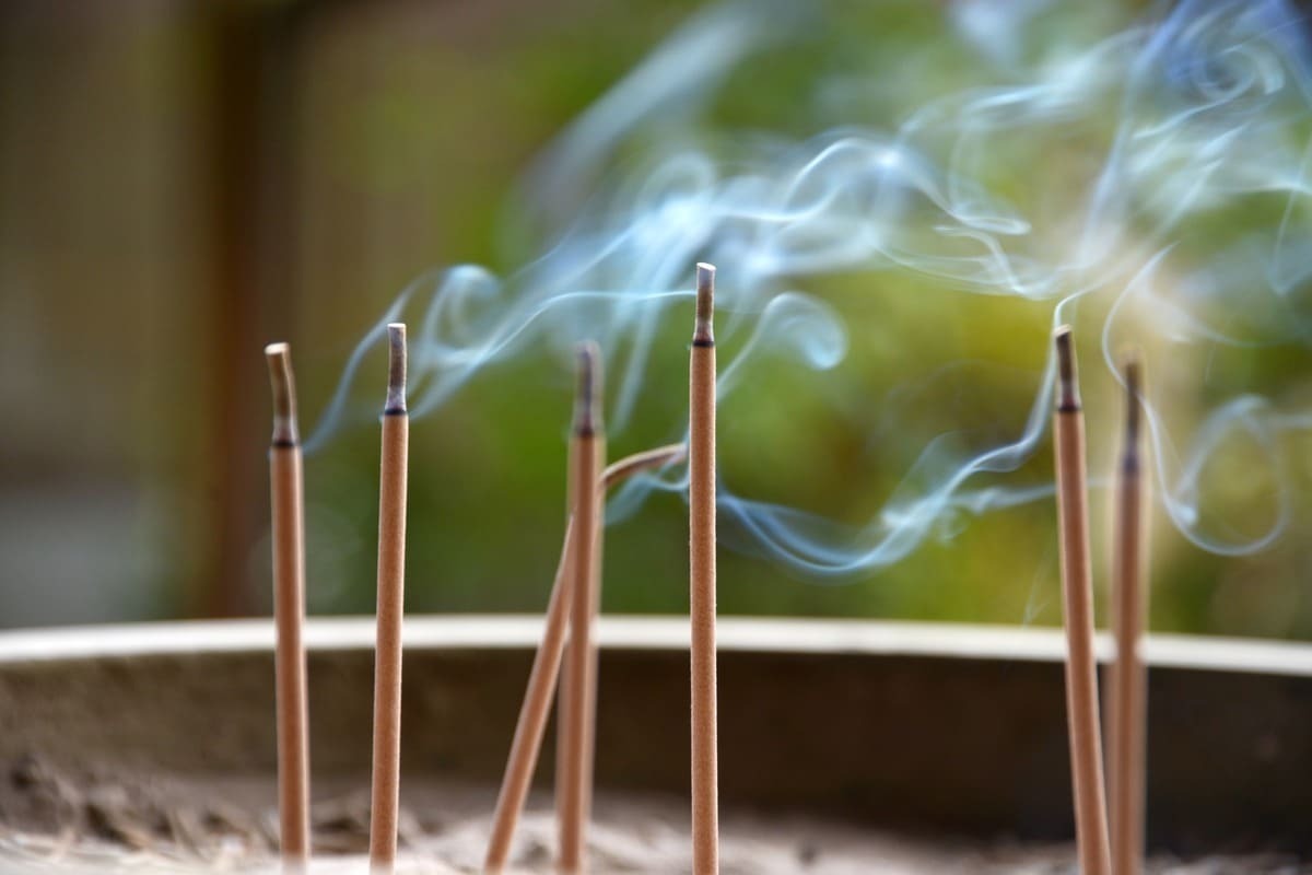 「お線香のあげ方講座」正しい手順とマナーから宗派による違いまで解説