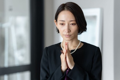 マナー違反にならない【お葬式メイク】とは？片化粧の仕方や参列での服装マナーを解説