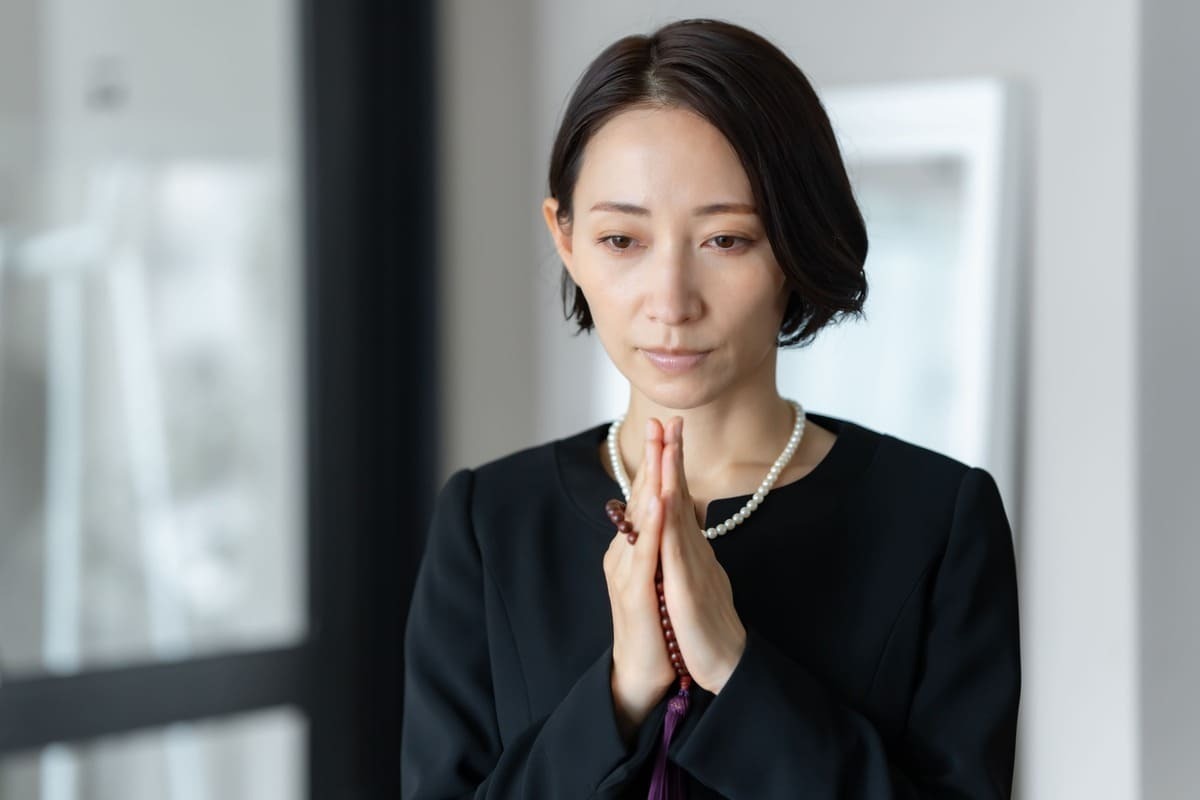 マナー違反にならない【お葬式メイク】とは？片化粧の仕方や参列での服装マナーを解説