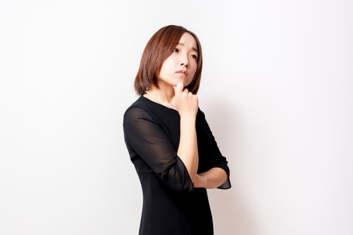 ご母堂について考える女性