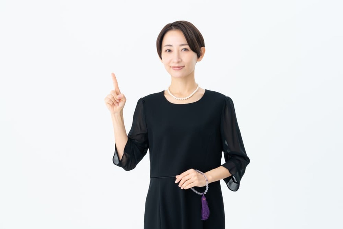 ご母堂の注意点を教える女性