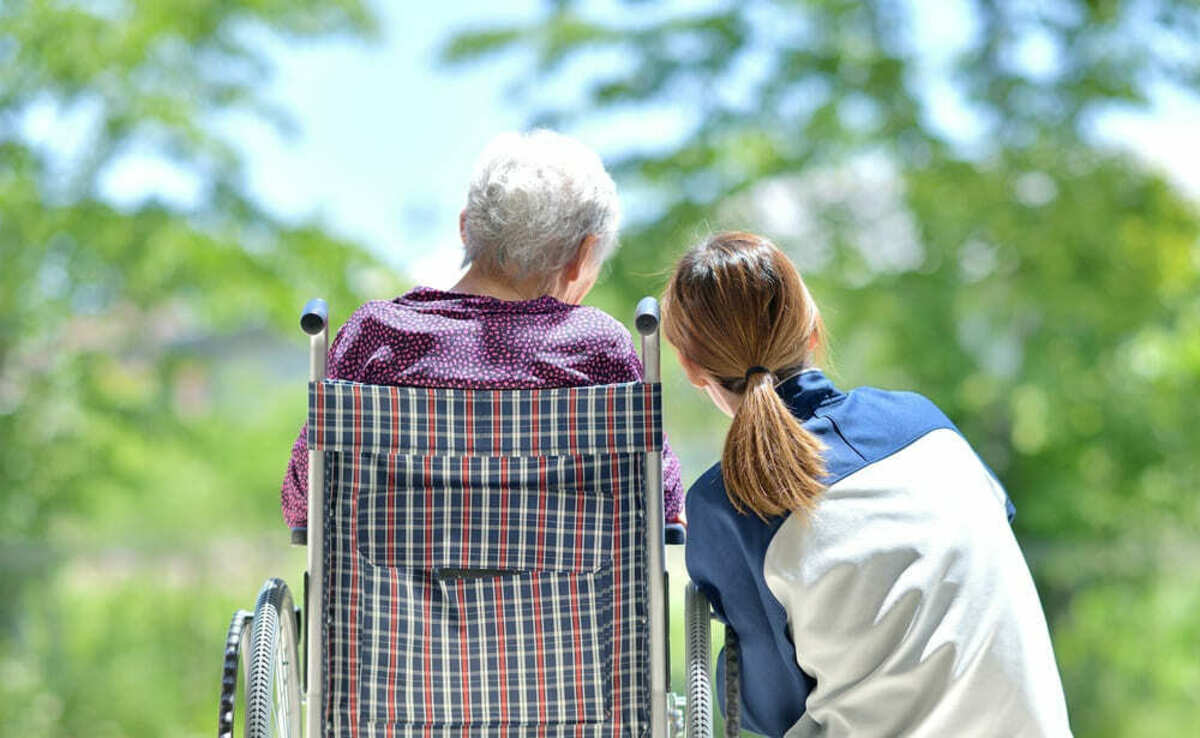 車椅子に乗った女性