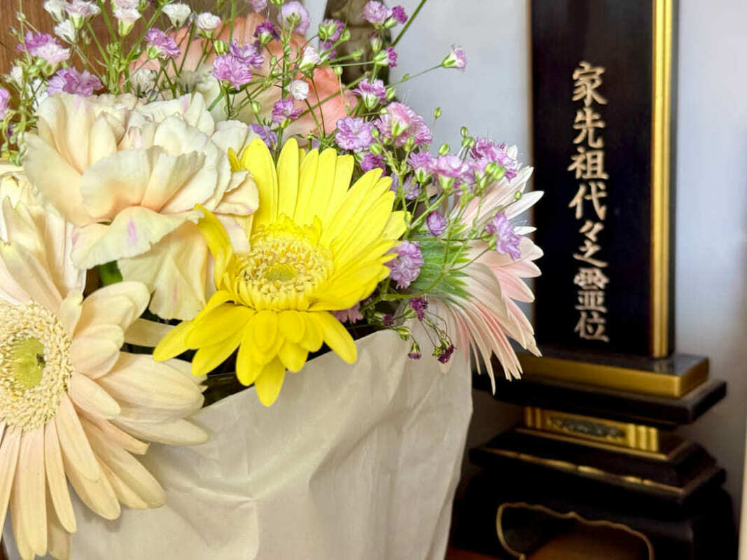 位牌と花
