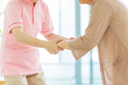 歩行介助の種類や目的、コツとは？注意点を抑えて安全にサポートしよう