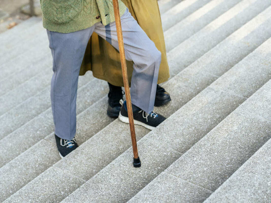 階段を登る老人