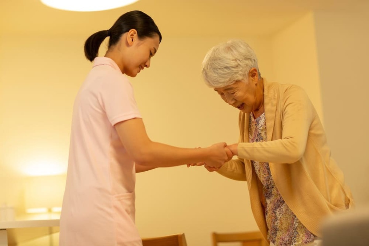 歩行介助をする女性