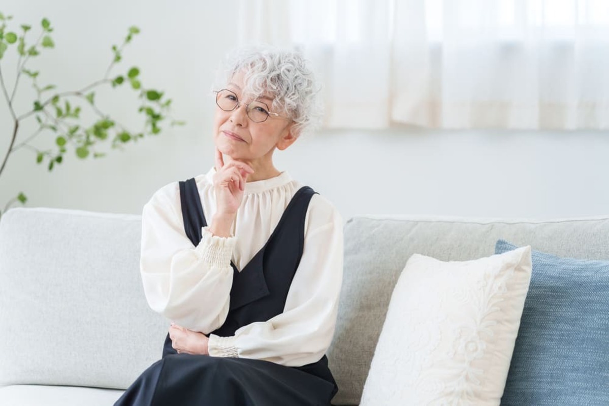 年賀じまいについて考える女性
