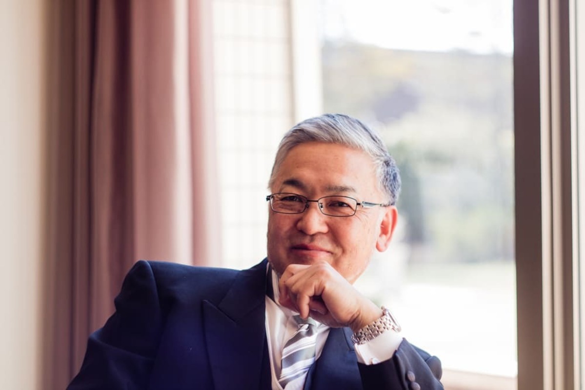 結婚式に参列する父親