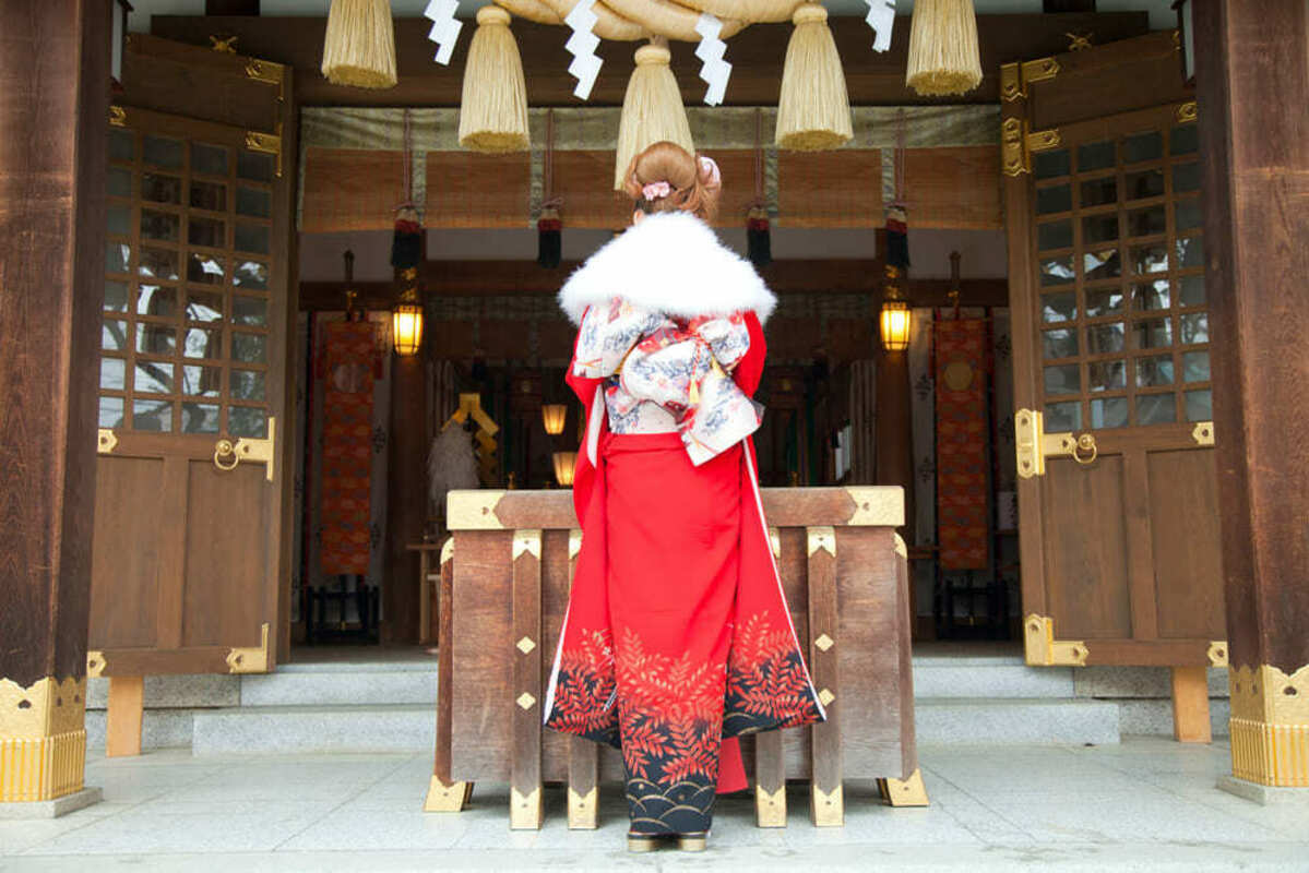 初詣をする女性