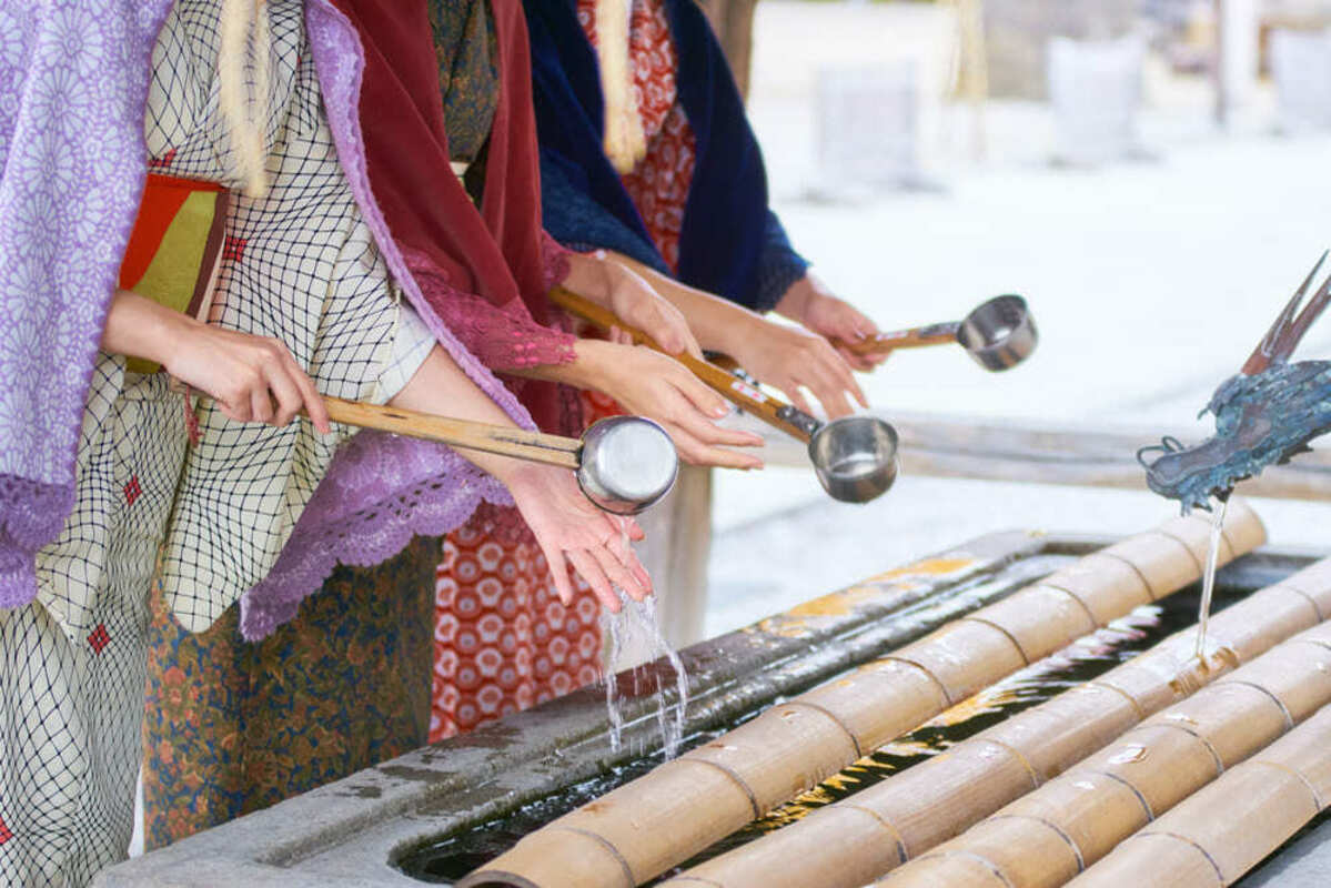 手水舎で手を清める女性