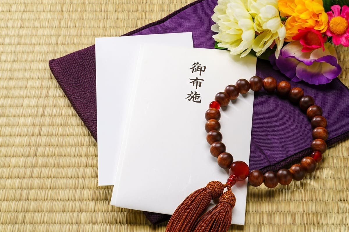 お布施が少ないと言われたらどうする？お気持ちとして用意すべきお金とマナーを解説