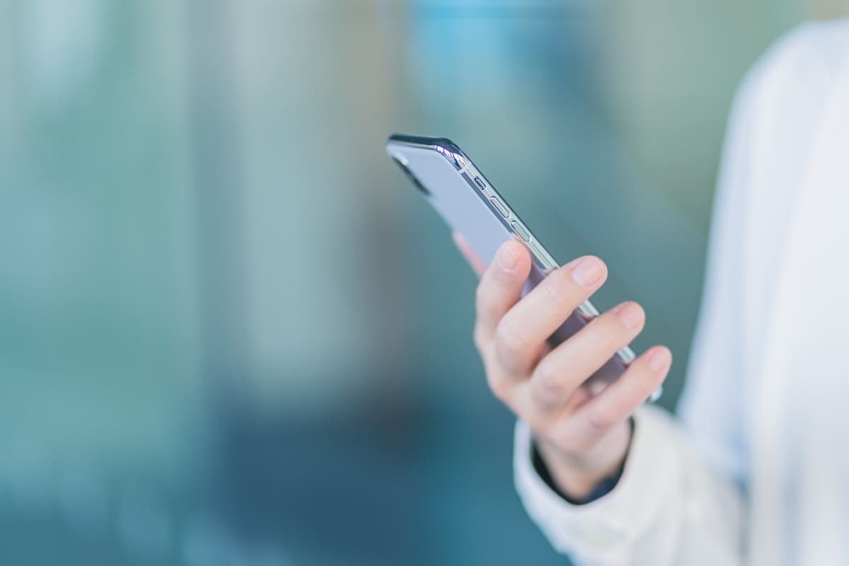 メールで送る葬儀後のねぎらいの言葉をスマホで確認するようす