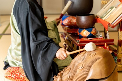 木魚の由来や歴史とは？魚の形の意味や叩く理由もまとめて解説