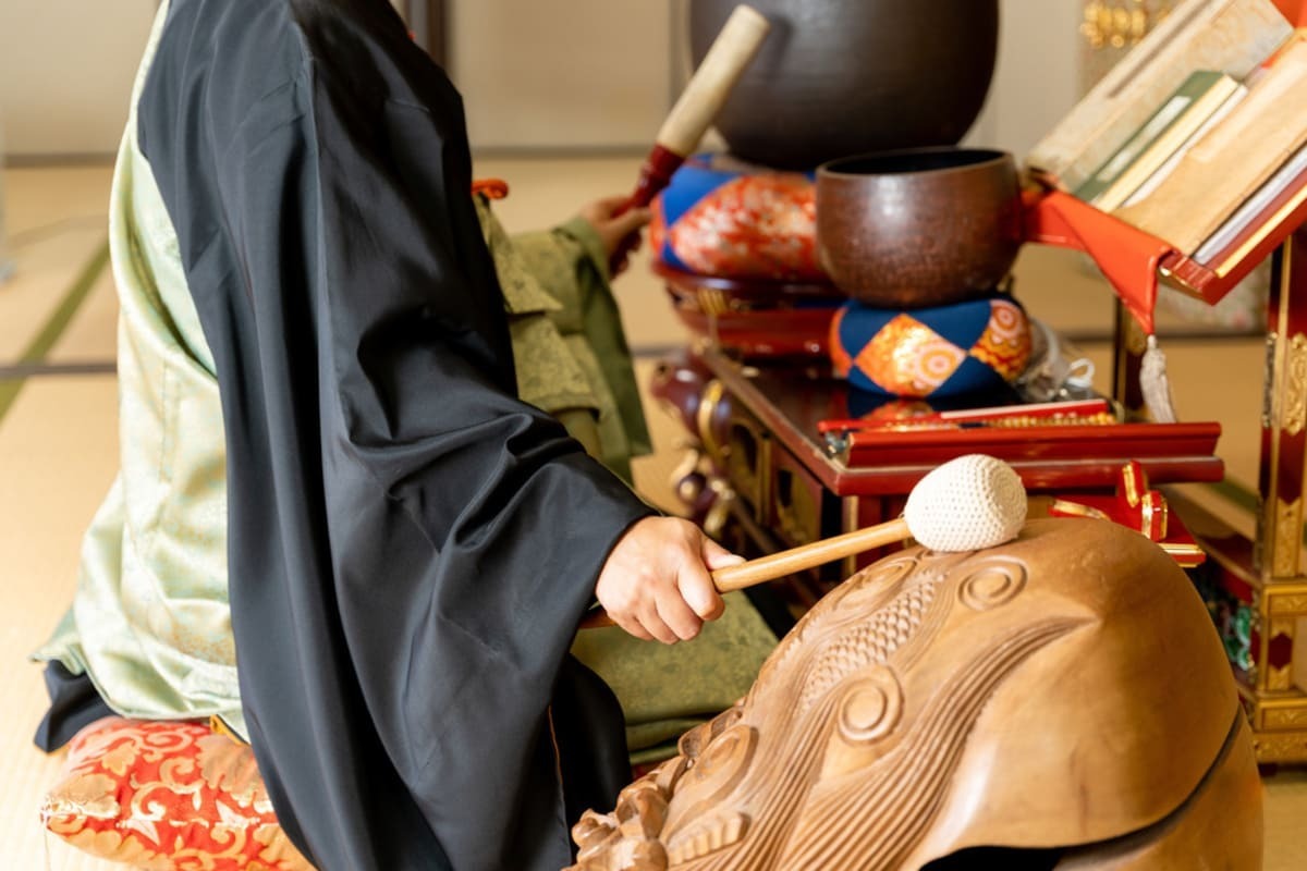 木魚の由来や歴史とは？魚の形の意味や叩く理由もまとめて解説