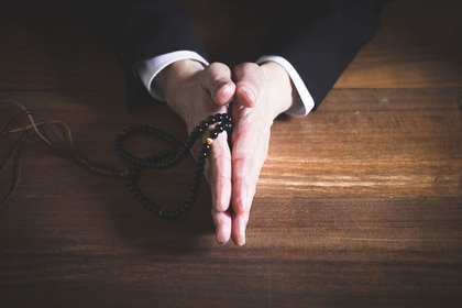 浄土真宗の仏壇・仏具の選び方は？基本の配置や飾り方、注意点なども解説