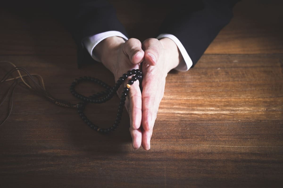 浄土真宗の仏壇・仏具の選び方は？基本の配置や飾り方、注意点なども解説