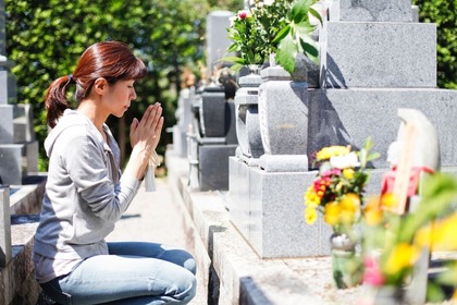 先祖供養を行う意味と正しいやり方。墓参りや自宅にある仏壇で感謝の言葉を伝えよう