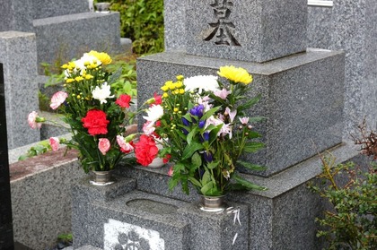 先祖供養を行う意味と正しいやり方。墓参りや自宅にある仏壇で感謝の