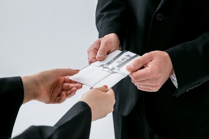 自宅で香典を渡すタイミングとは？マナーやお悔やみの言葉の注意点を紹介